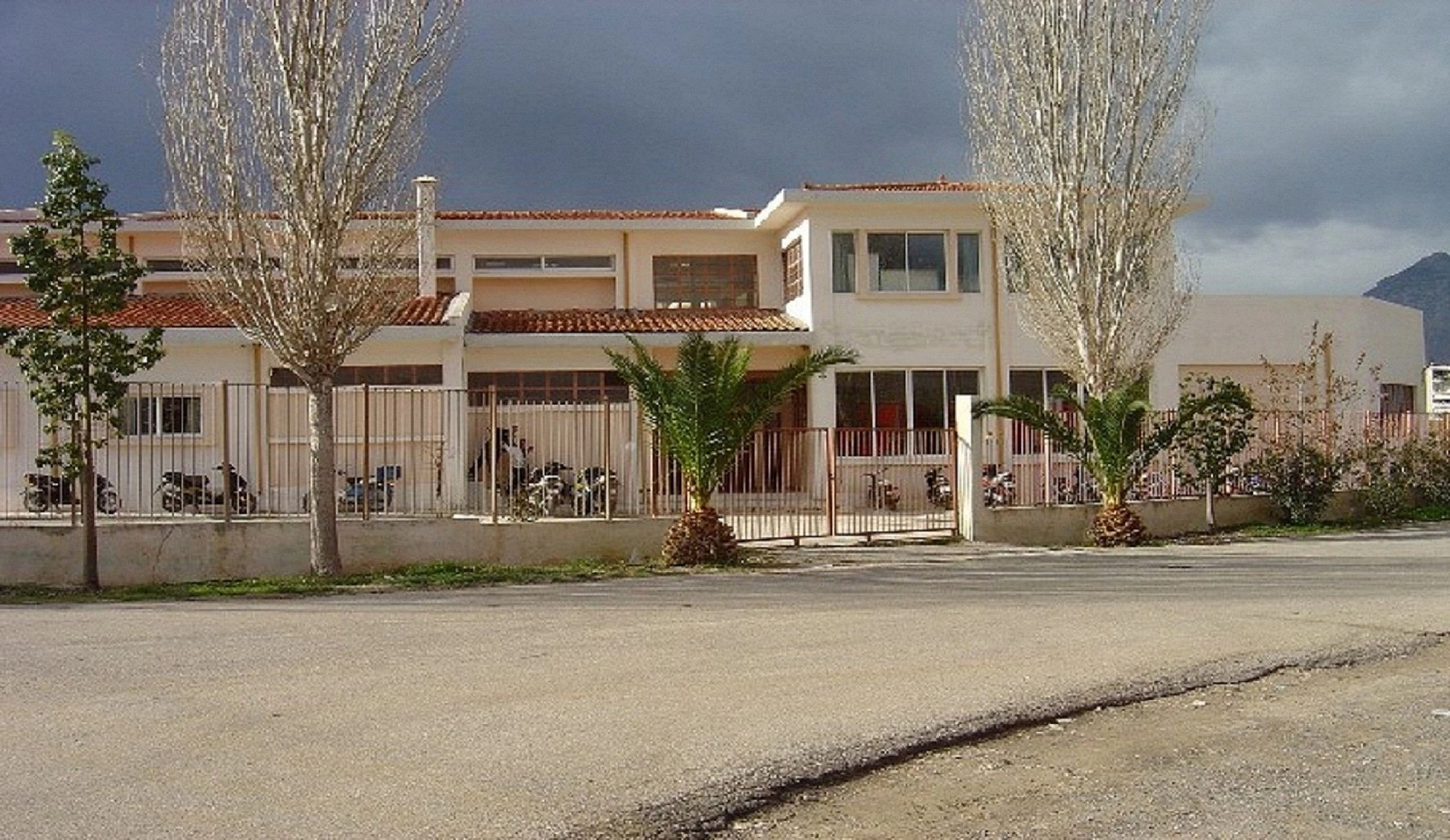 Επίθεση με μολότοφ σε σχολείο στο Ξυλόκαστρο (εικόνες)